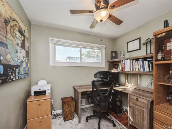 18 Lois Lane, Farmingdale NY 11735