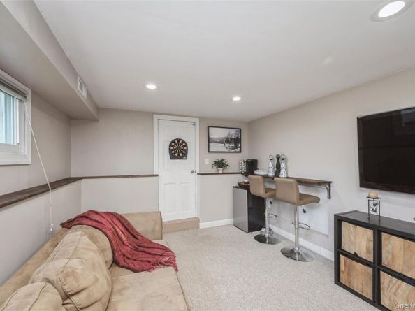 18 Lois Lane, Farmingdale NY 11735