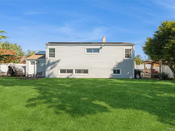 18 Lois Lane, Farmingdale NY 11735