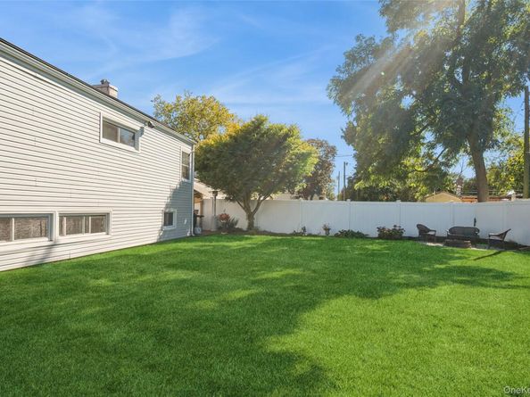 18 Lois Lane, Farmingdale NY 11735