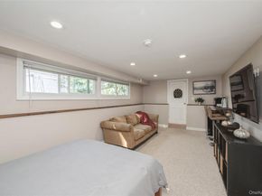 18 Lois Lane, Farmingdale NY 11735