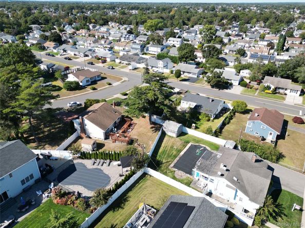 18 Lois Lane, Farmingdale NY 11735