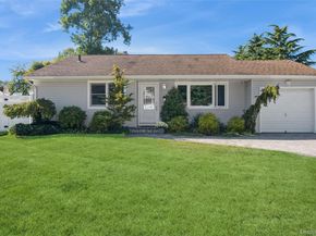 18 Lois Lane, Farmingdale NY 11735