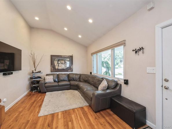 18 Lois Lane, Farmingdale NY 11735