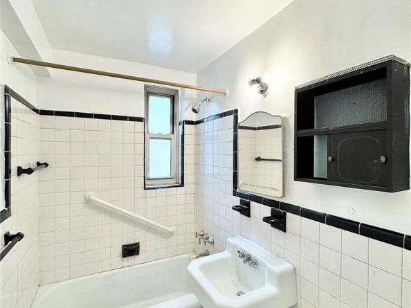 8337 Saint James Avenue Unit 3S, Elmhurst NY 11373