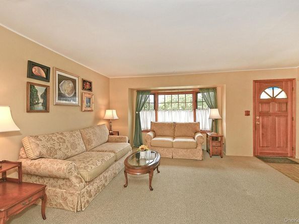 28 Halcourt Drive, Plainview NY 11803