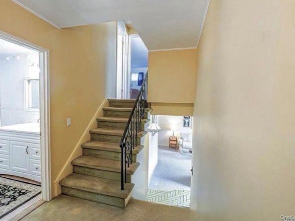 28 Halcourt Drive, Plainview NY 11803