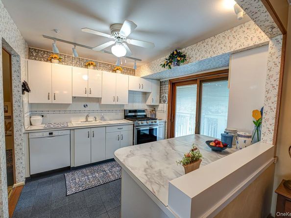28 Halcourt Drive, Plainview NY 11803