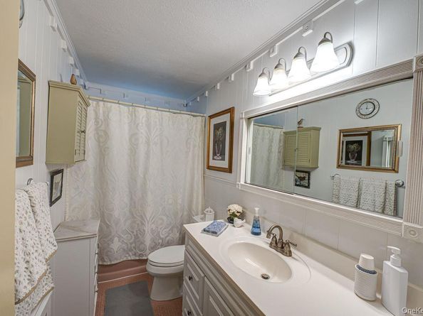 28 Halcourt Drive, Plainview NY 11803