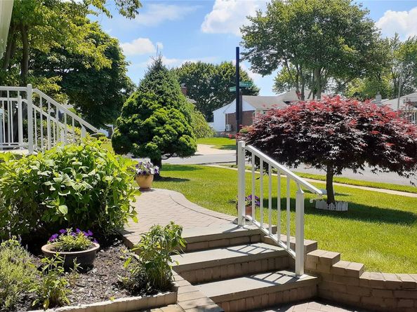 28 Halcourt Drive, Plainview NY 11803