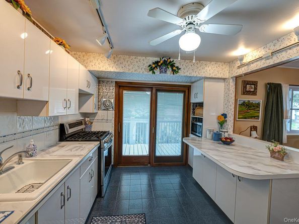 28 Halcourt Drive, Plainview NY 11803
