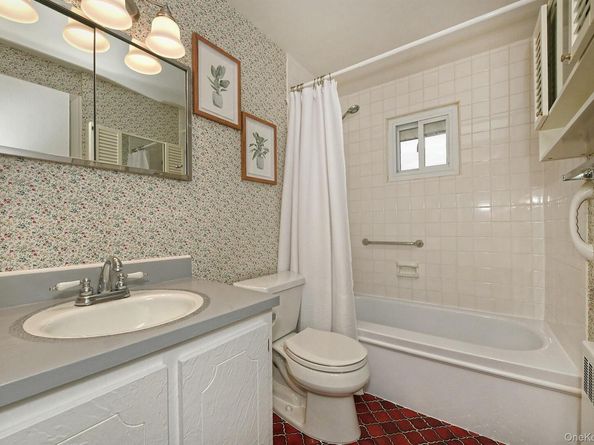 28 Halcourt Drive, Plainview NY 11803