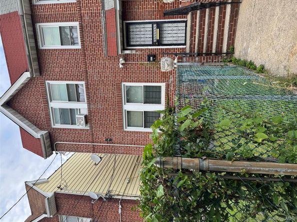 927 E 219th Street, Bronx NY 10469