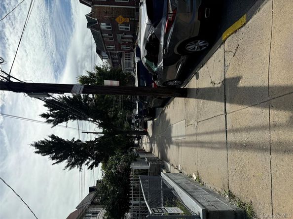 927 E 219th Street, Bronx NY 10469