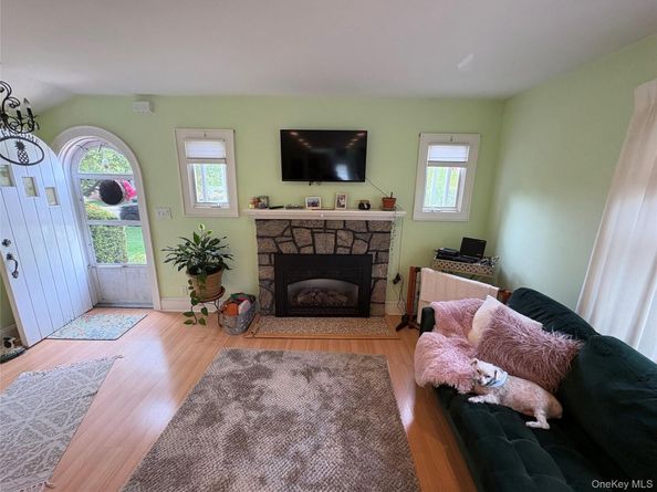 17 Somerset Avenue, East Islip NY 11730