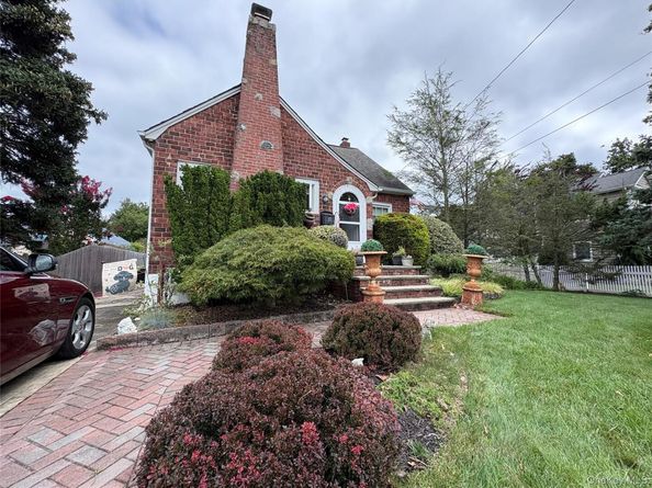 17 Somerset Avenue, East Islip NY 11730