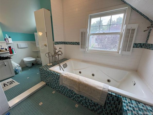 17 Somerset Avenue, East Islip NY 11730