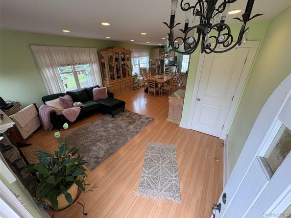 17 Somerset Avenue, East Islip NY 11730