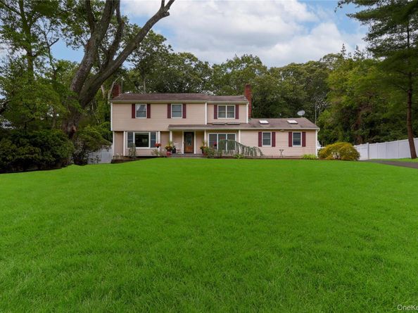 22 Whitney Gate, Smithtown NY 11787
