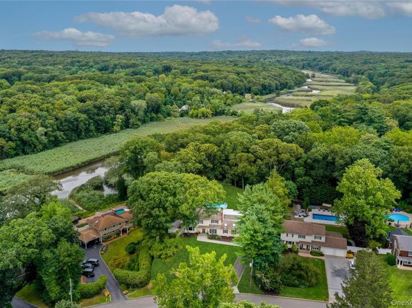 22 Whitney Gate, Smithtown NY 11787
