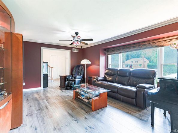 22 Whitney Gate, Smithtown NY 11787
