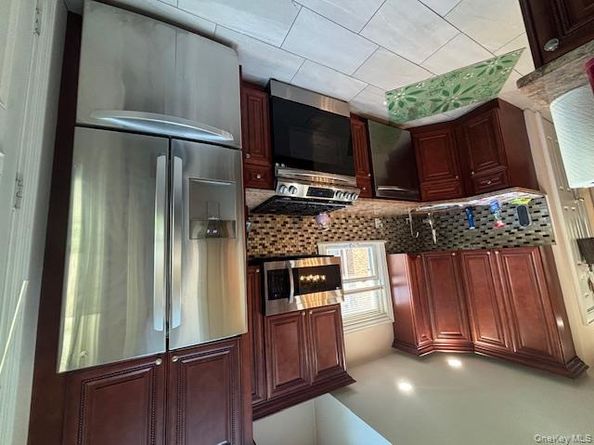 452 Macatee Place, Mineola NY 11501