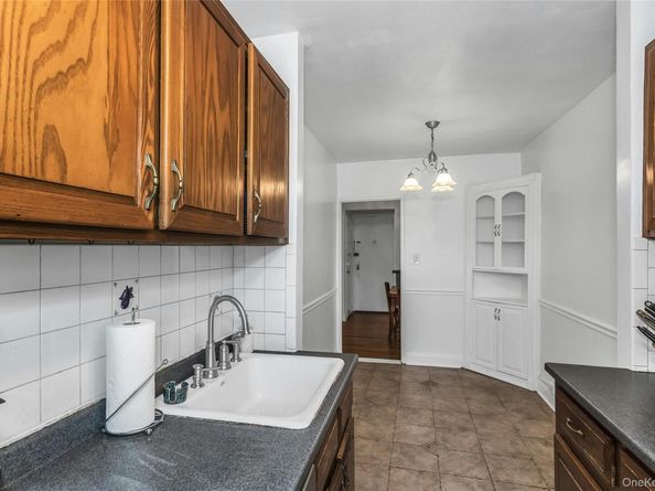 83-20 141 St 6N, Briarwood NY 11435