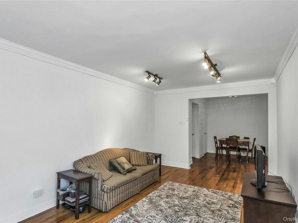 83-20 141 St 6N, Briarwood NY 11435
