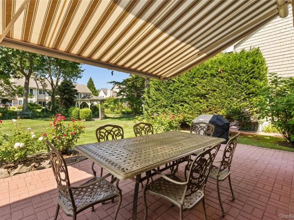21 Oakmont Lane, Bay Shore NY 11706