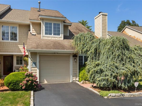 21 Oakmont Lane, Bay Shore NY 11706