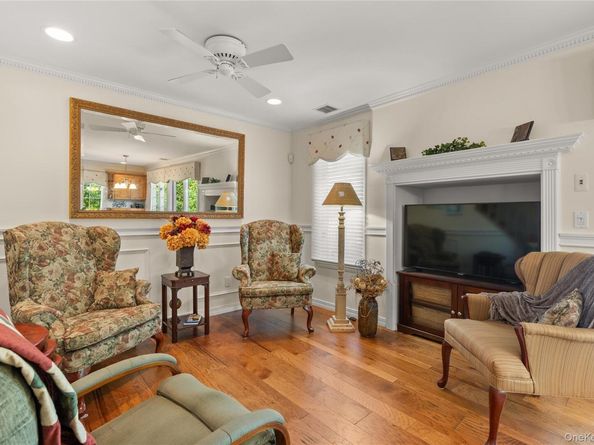 21 Oakmont Lane, Bay Shore NY 11706