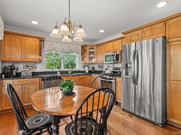 21 Oakmont Lane, Bay Shore NY 11706