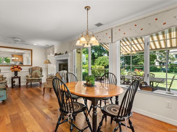 21 Oakmont Lane, Bay Shore NY 11706