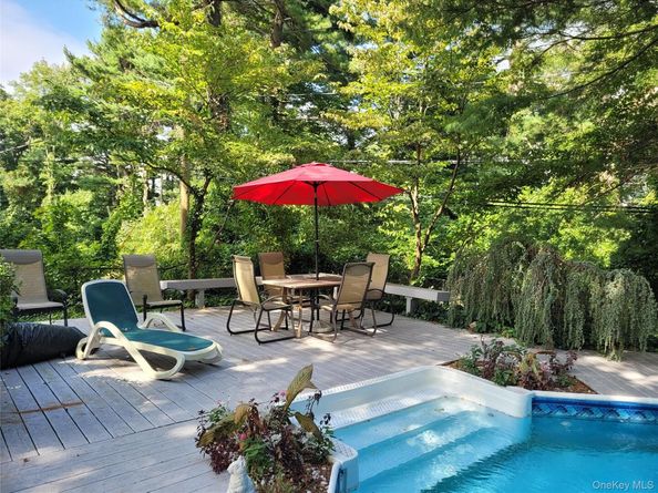 29 Elmwood Court, Plainview NY 11803