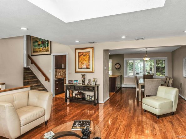 29 Elmwood Court, Plainview NY 11803