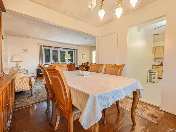 45 Roslyn Road, Roslyn Heights NY 11577