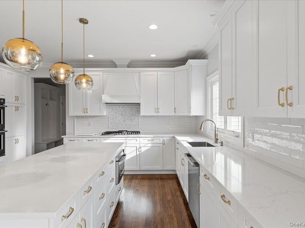 3421 Hawthorne Drive N, Wantagh NY 11793