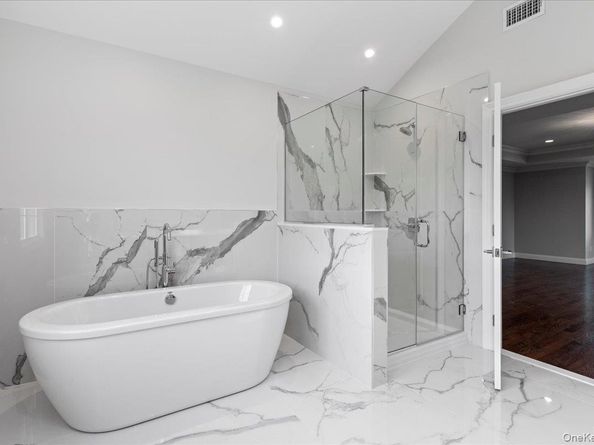 3421 Hawthorne Drive N, Wantagh NY 11793