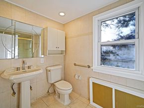 25 Oxford Drive, Freeport NY 11520