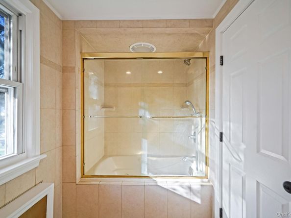 25 Oxford Drive, Freeport NY 11520