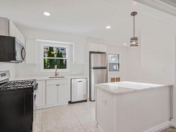 25 Oxford Drive, Freeport NY 11520