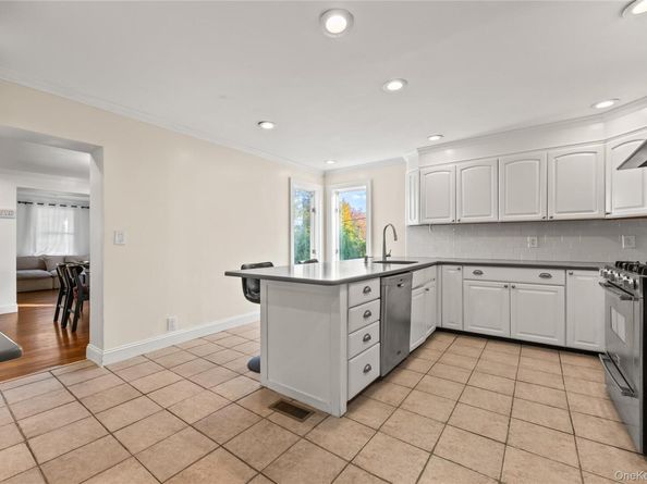 9 Hillside Avenue, Glen Head NY 11545