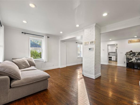 9 Hillside Avenue, Glen Head NY 11545