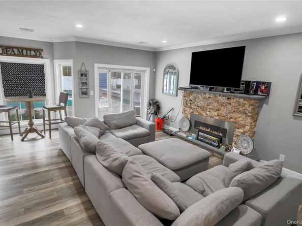 7 Sweet Briar Path, Lake Grove NY 11755