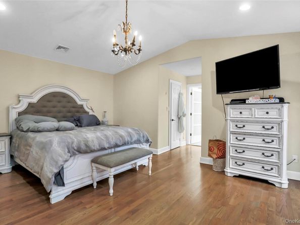 7 Sweet Briar Path, Lake Grove NY 11755