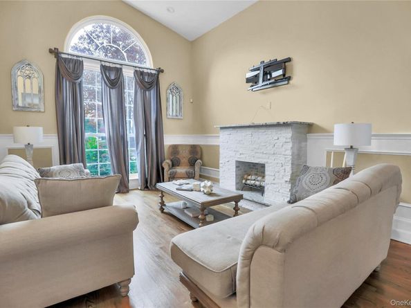 7 Sweet Briar Path, Lake Grove NY 11755