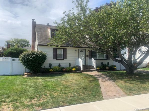 18 Hitchcock Lane, Farmingdale NY 11735