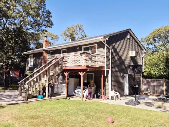 40 Pauls Path, Coram NY 11727