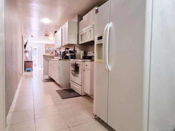 40 Pauls Path, Coram NY 11727