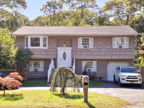 40 Pauls Path, Coram NY 11727